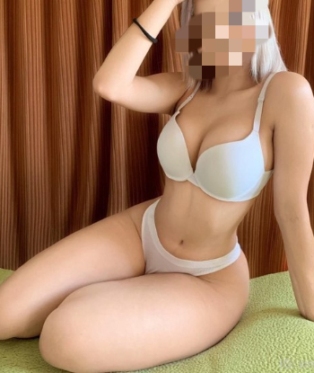 Блондинка Лина с 3 размером груди сделает нежно групповой секс и примет у себя